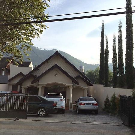 Shakila Guest House Malang Exterior foto