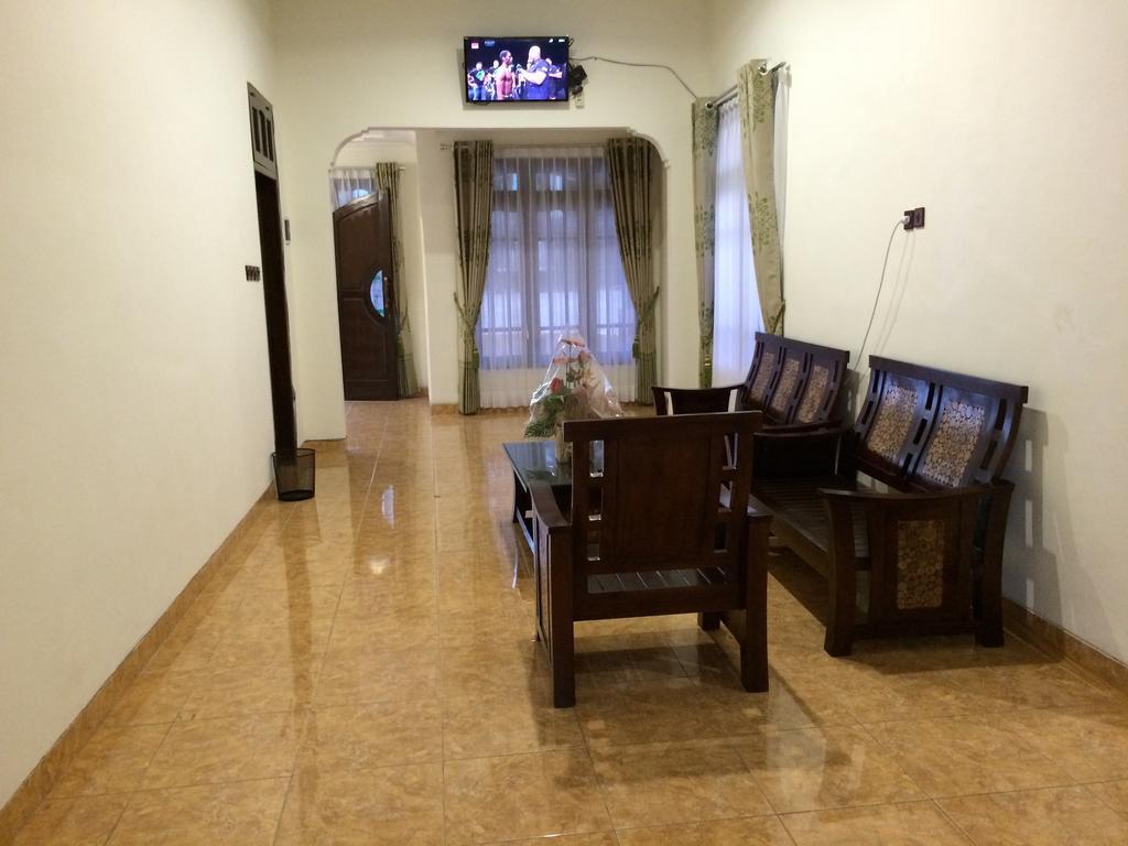 Shakila Guest House Malang Exterior foto