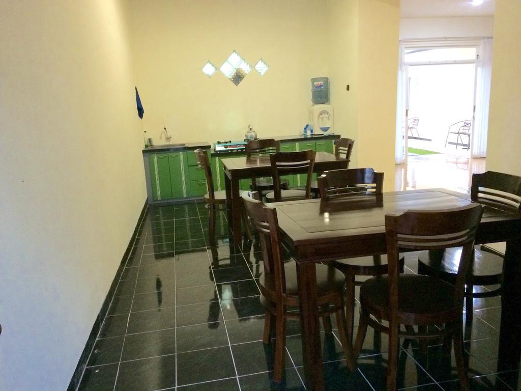 Shakila Guest House Malang Exterior foto